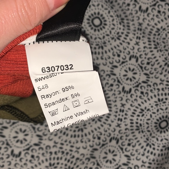 NWOT! Trendy color block tank top - Picture 4 of 4